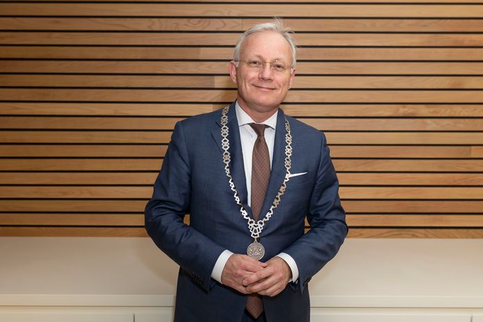 Burgemeester Arjen Gerritsen gaat voor een tweede ambtstermijn in Almelo. maar de beëdiging is even uitgesteld.