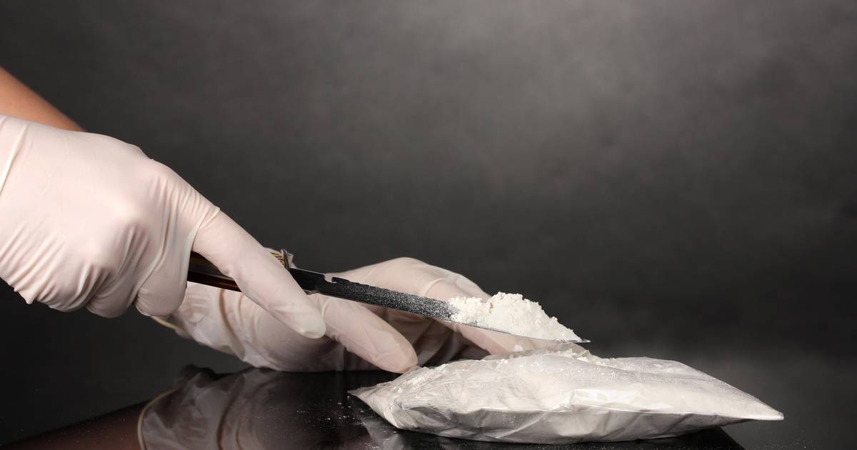 Politie vindt vermoedelijk cocaïne in auto van man in Heerle, verdachte is aangehouden - Provinciale