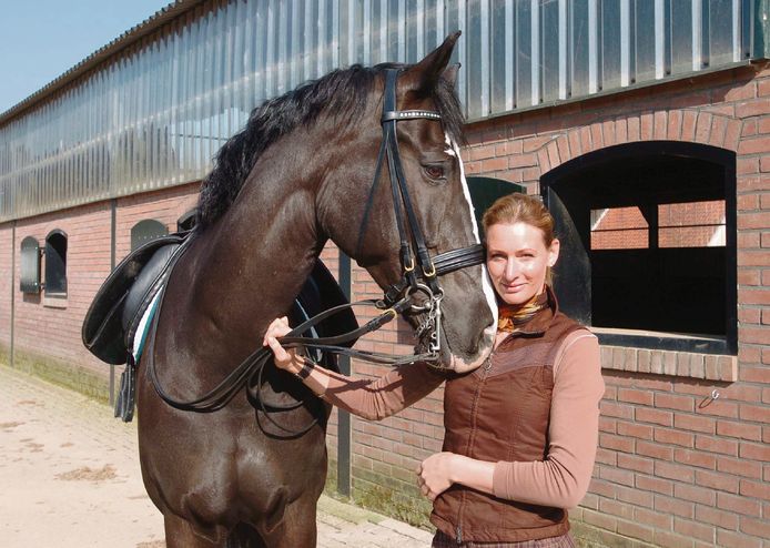 Â„Springen is het meest populair in Twente, maar de dressuur is snel terrein aan het winnenÂ”, zegt amazone Linda Verwaal. foto Dinand Buisman Enter.Dressuurrijdster Linda Verwaal. ED:NY SPO foto dinand buisman 20070328