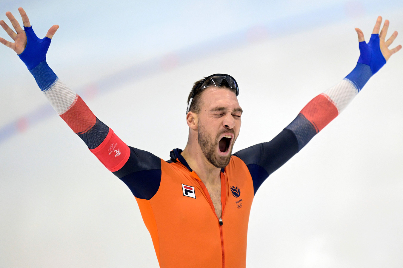 Kjeld Nuis flikt het en prolongeert olympische titel op 1500 meter