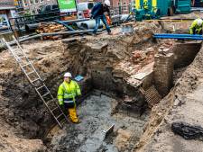 Bijzondere ontdekking bij vernieuwen van riool in Alphen: waar komt deze (eeuwenoude?) muur vandaan?