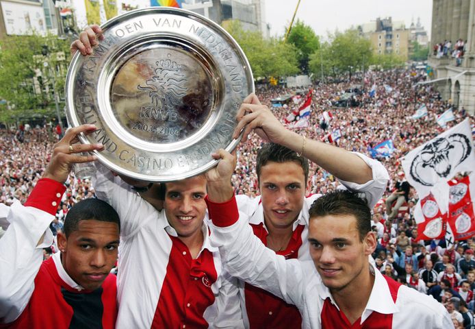 Met Nigel de Jong, Rafael van der Vaart en John Heitinga na het kampioenschap met Ajax in 2004.