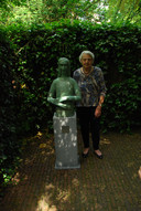 Mariëtte Coppens naast haar bronzen beeld in het Anne Frank Huis in Amsterdam. Dat verhuisde onlangs naar de Joodse Begraafplaats in het Nederlands Oisterwijk