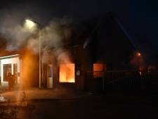 Vlammen slaan uit woning bij brand in Almelose woonwijk