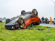 Auto slaat over de kop na botsing met rijdende afzetting in Zeewolde
