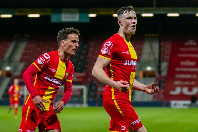 Go Ahead Eagles-speler Sam Beukema juicht na zijn treffer tegen Almere City.