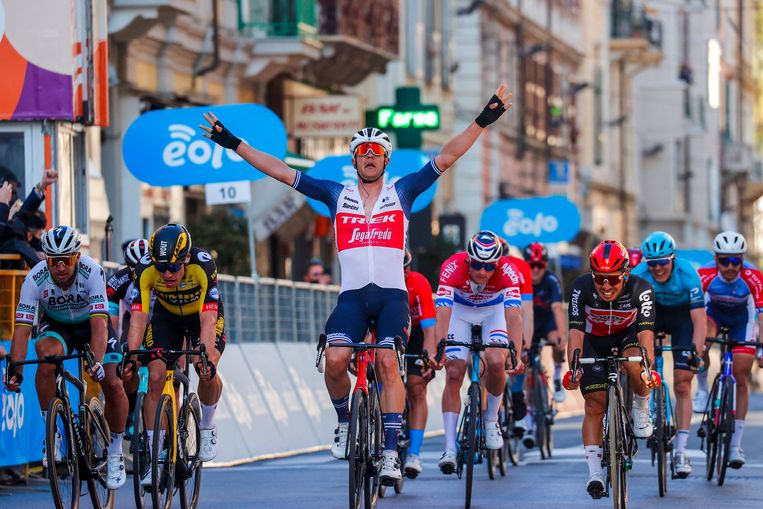 Jasper Stuyven maakt het zegegebaar in Sanremo. Hij klopt Caleb Ewan (r.), Wout van Aert (tweede van links) en Peter Sagan (l.). Beeld AFP
