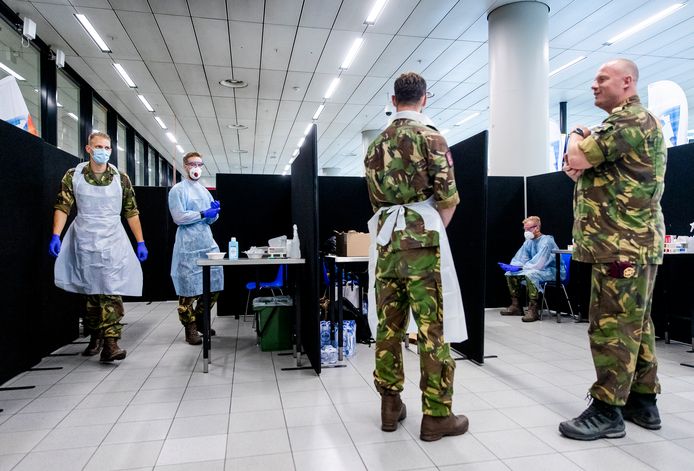 Militairen, vaak zonder medische achtergrond, hielpen ook al mee in teststraten zoals op Schiphol afgelopen zomer.