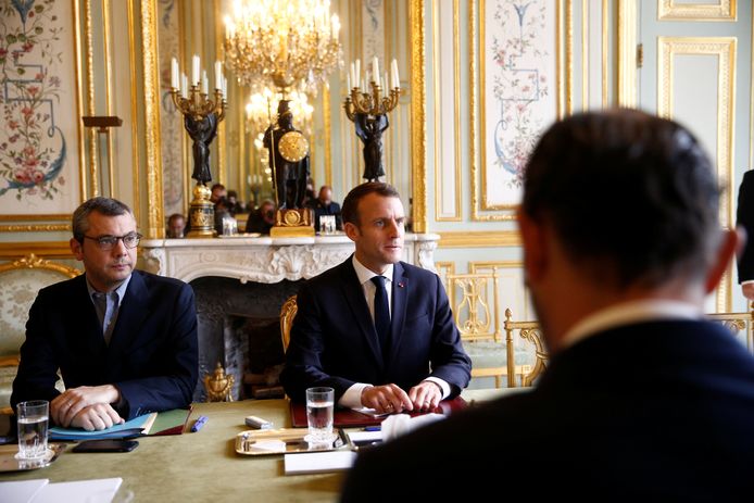 Macron tijdens een crisisoverleg zondagmiddag in het Elysee, samen met zijn premier, Edouard Philippe (op de rug gezien).