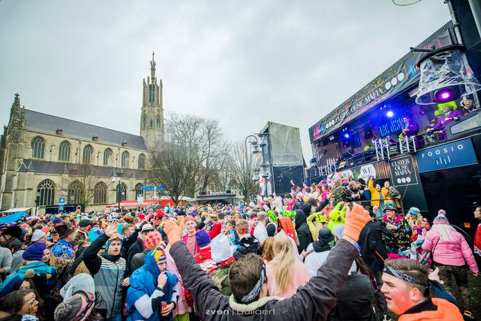 De Ulster Ouse Mafia op de Grote Markt op carnavalsmaondag.