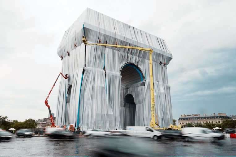 Mede­werkers van CVJ Corp zijn bezig met de voor­bereiding van L’Arc de Triomphe, Wrapped in Parijs. De ingepakte Arc de Triomphe is vanaf morgen tot en met 3 oktober te bezoeken. Beeld AP