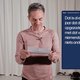 VRT-gezichten lezen de gemeenste klachten over zichzelf voor: ‘Haal die lelijkerd van het scherm!’