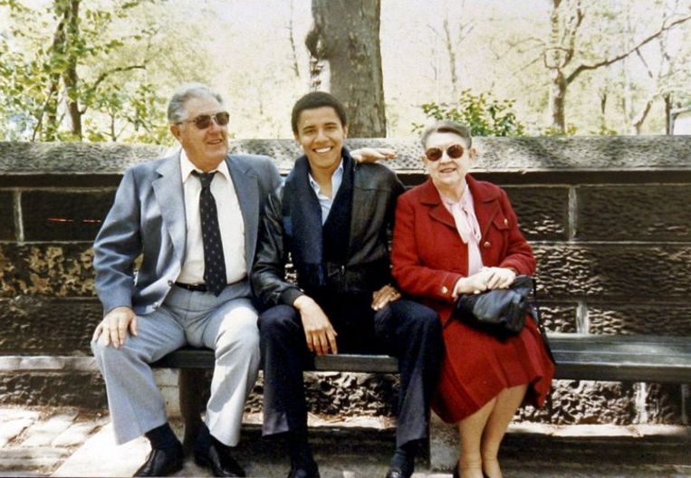 Stanley Armour Dunham and Madelyn Lee Payne Dunham bezoeken kleinzoon Obama, die in New York aan de Columbia University studeert, begin jaren tachtig. Foto AP Beeld 