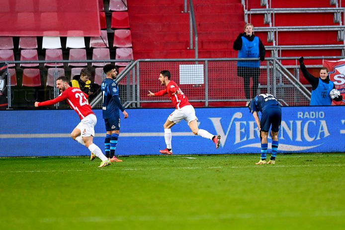 Adrian Dalmau (m) viert de 1-0 van FC Utrecht. Links is ook Bart Ramselaar blij.