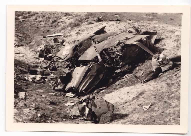 De raid naar Paderborn op 16 maart 1943 werd McGeehan en zijn Navigator, Flight Officer Pilot Reginald Charles Morris, noodlottig. Hier liggen de wrakstukken van hun Mosquito DZ497 verspreid in de duinen bij Den Hoorn, Texel. Beeld Collectie Gerard Groeneveld