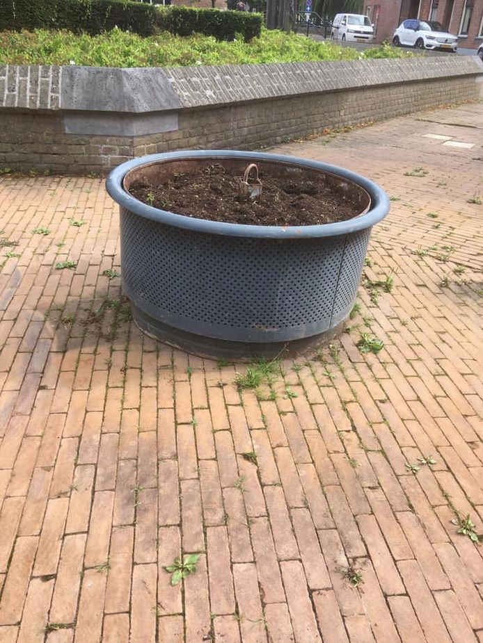 De bloembakken zijn al leeggehaald deze week worden ze ook weggehaald.