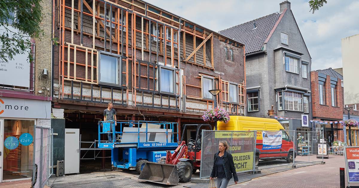 Bouwvakkers pellen oude gevel tevoorschijn in centrum Oss | Oss e.o ...