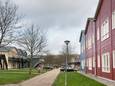 In de gebouwen waar asielzoekers worden ondergebracht wonen nu nog arbeidsmigranten. Die kunnen pas in augustus verhuizen.