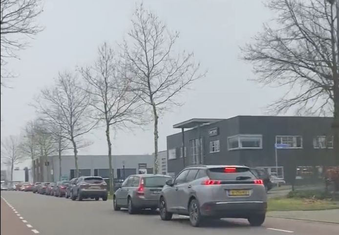 Tientallen auto’s stonden dinsdag in een extreem lange rij voor de GGD teststraat in Uden.
