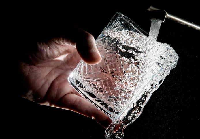 Drinkwaterbedrijven slaan alarm: straks komt er niet voldoende water meer uit de kraan.
