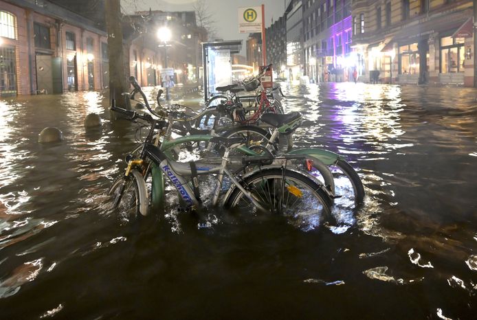Water van de Elbe op de Hamburgse vismarkt tijdens een stormvloed in Hamburg. Er wordt vandaag en morgen nog meer regen verwacht.
