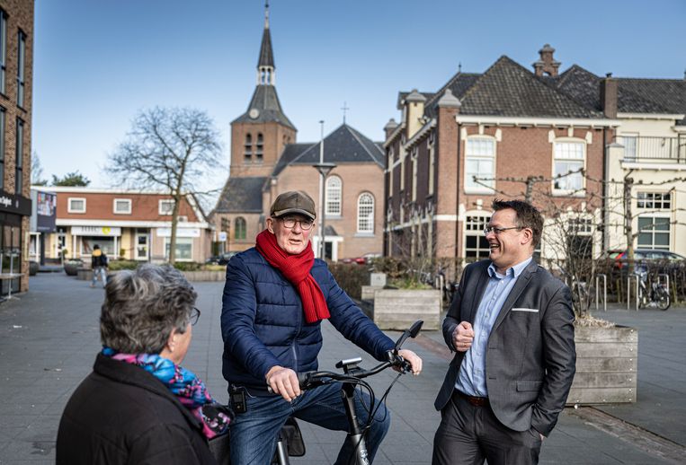 Dominee Matthijs Schuurman rechts met  inwoners van Oldebroek. Beeld Koen Verheijden