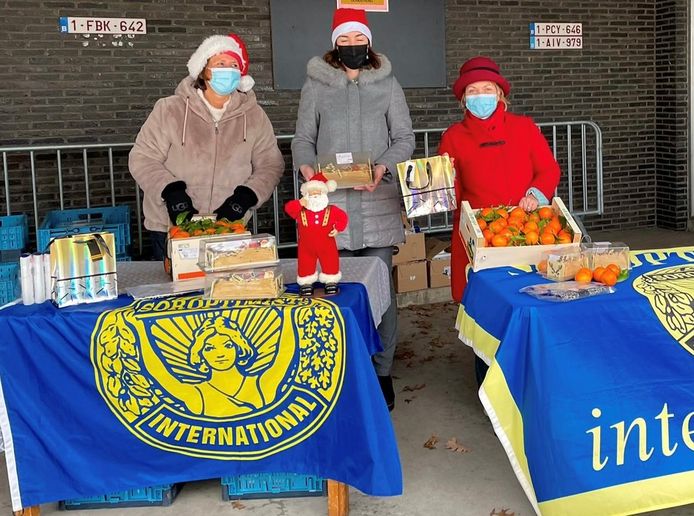 In de pakketten stopten de dames onder meer clementines, taart en verzorgingsproducten.