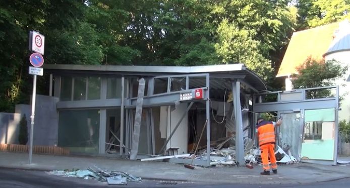 Het zwaar beschadigde bankfiliaal in het Alten Klinikumspark in Aken.