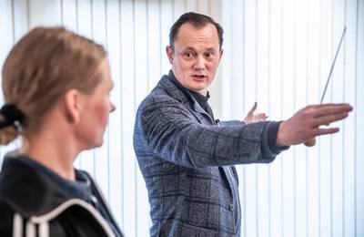 Vlierdense dirigent Sander is coach bij kijkcijferhit Maestro: ‘Laten zien dat je er niet voor de si