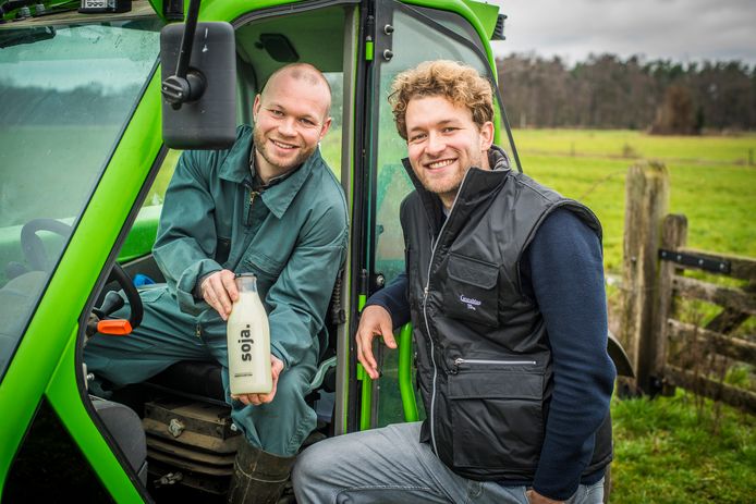 Bart (links) en Tom Grobben op het erf bij de boerderij bij Enschede met zelfgeteelde soja en de melk die ze ervan hebben gemaakt.