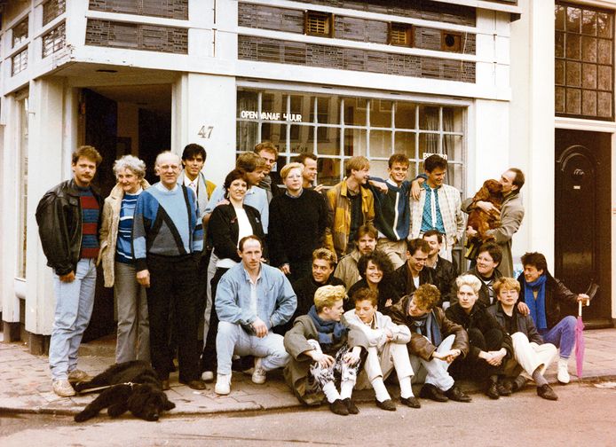 Medewerkers van homodisco De Roze Wolk en homocafé De Wolkenkrabber in 1985 voor de ingang van De Wolkenkrabber op de Oudegracht 47 in Utrecht.