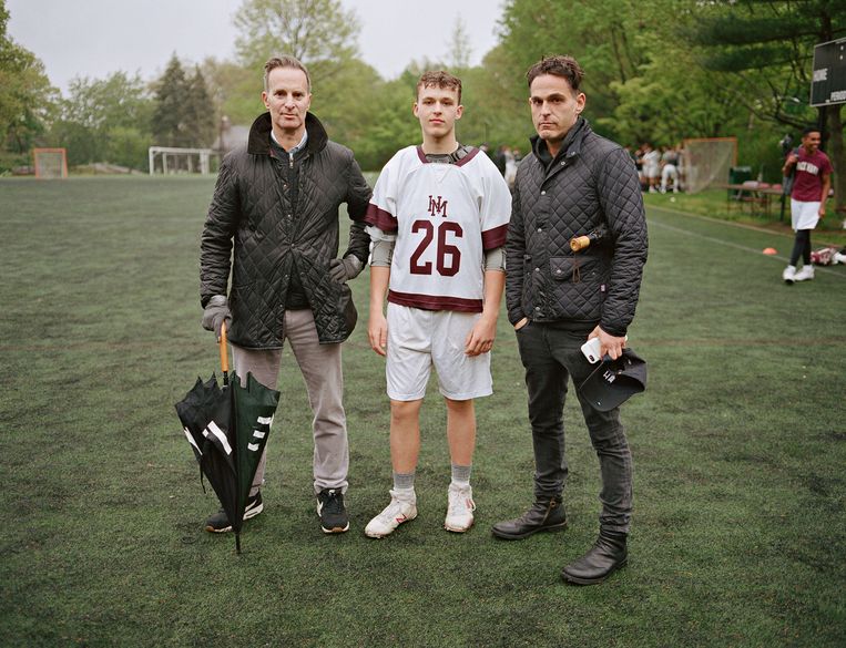 Tom en Mike met hun zoon Jack op een trainingsveld van de Horace Mann School. Bronx, New York. Beeld Bart Heynen