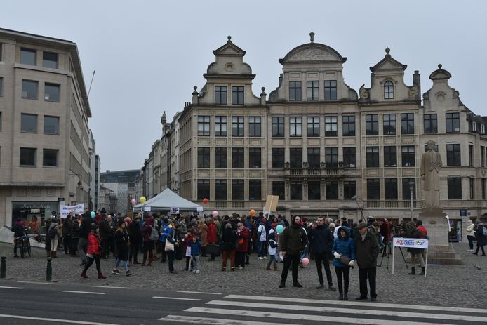 Zo'n honderd mensen betogen tegen de invoering van 5G in België.
