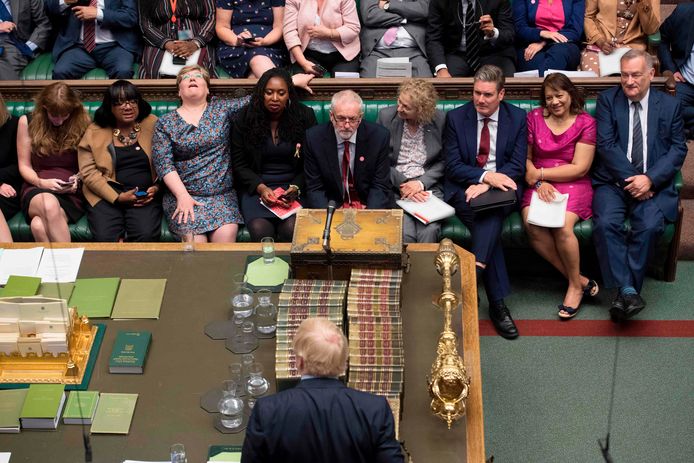 Labour-leider Jeremy Corbyn tegenover premier Boris Johnson in het Britse Lagerhuis.