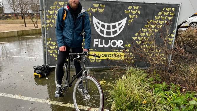 Stefan (32) fietst land door om geld op te halen, Amersfoorter schiet te hulp na kapotte fietsband