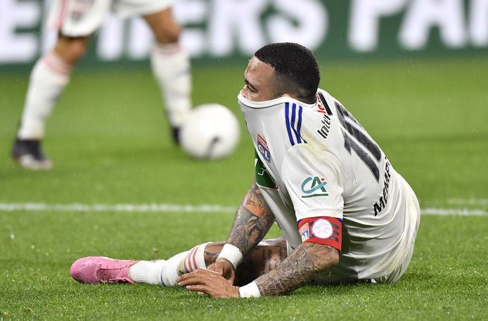 Teleurstelling bij Memphis Depay na de uitschakeling in het Franse bekertoernooi.