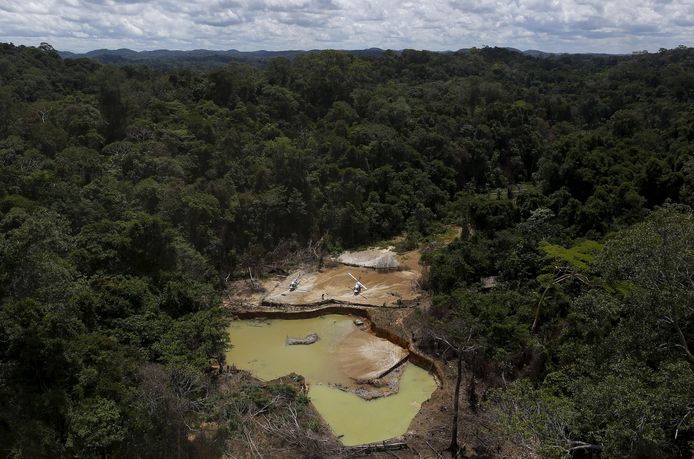 Een illegale goudmijn in het Amazonegebied in Brazilië.