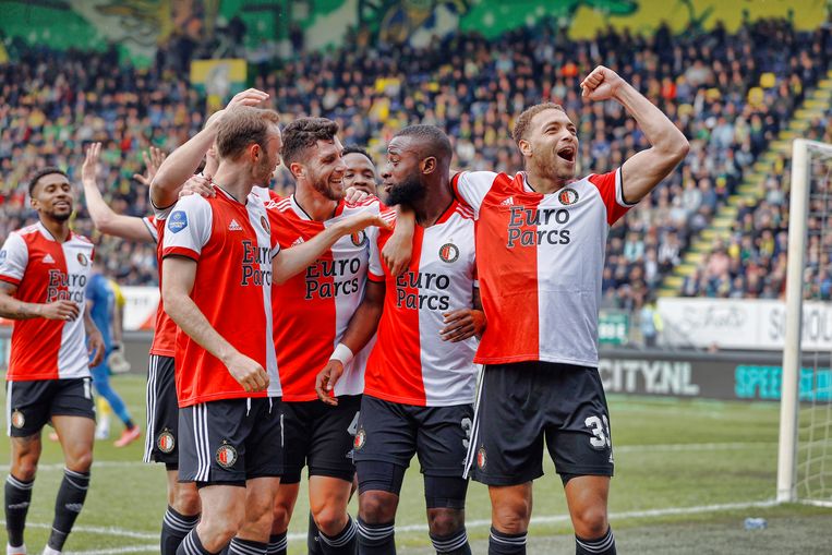 Feyenoord-speler Lutsharel Geertruida (midden) heeft gescoord, Cyriel Dessers (rechts) juicht. Beeld Pro Shots / Stanley Gontha