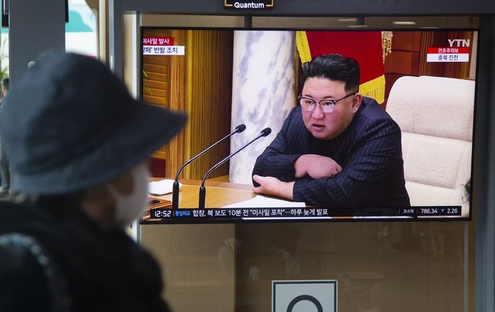 Een vrouw kijkt naar het nieuws in een station in Seoel. Te zien is de Noord-Koreaanse dictator Kim Jong-un.