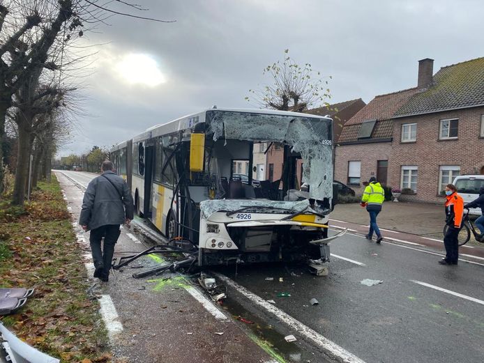 De bus reed in op een vrachtwagen op de Drogenbroodstraat in Wippelgem.