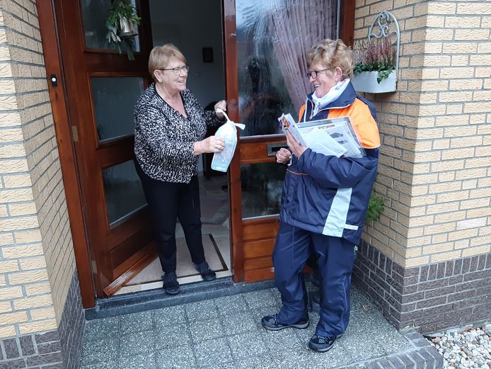 Teunie van Heijst geeft Willy een stevige reep chocola. Die is er blij mee. ,,Maar dat hoeft toch helemaal niet?” Daar denken ze in haar wijk toch heel anders over.