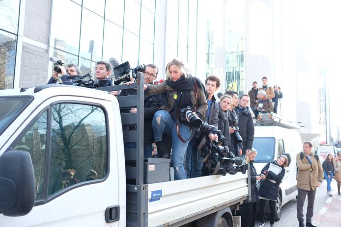 De pers is massaal op post.