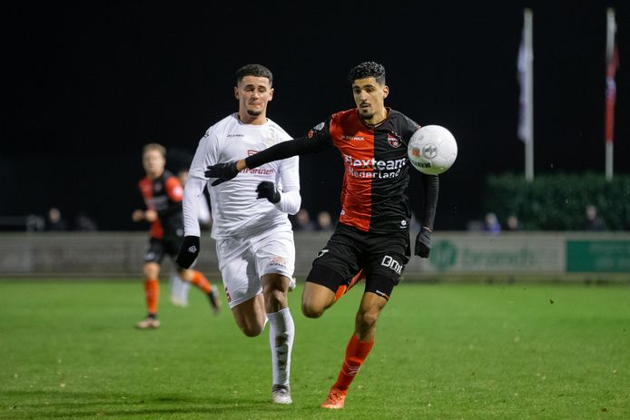 Oussama Bouyaghlafen (r) was regelmatig een plaag voor de verdediging van IJsselmeervogels.