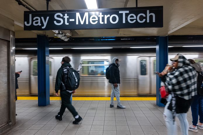 Reizigers op het metrostation Jay St - Metro Tech in New York. Beeld ter illustratie.