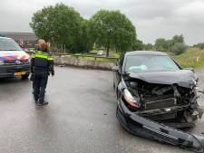 Autodief botst op brug na massale achtervolging, vlucht en raakt zwaargewond