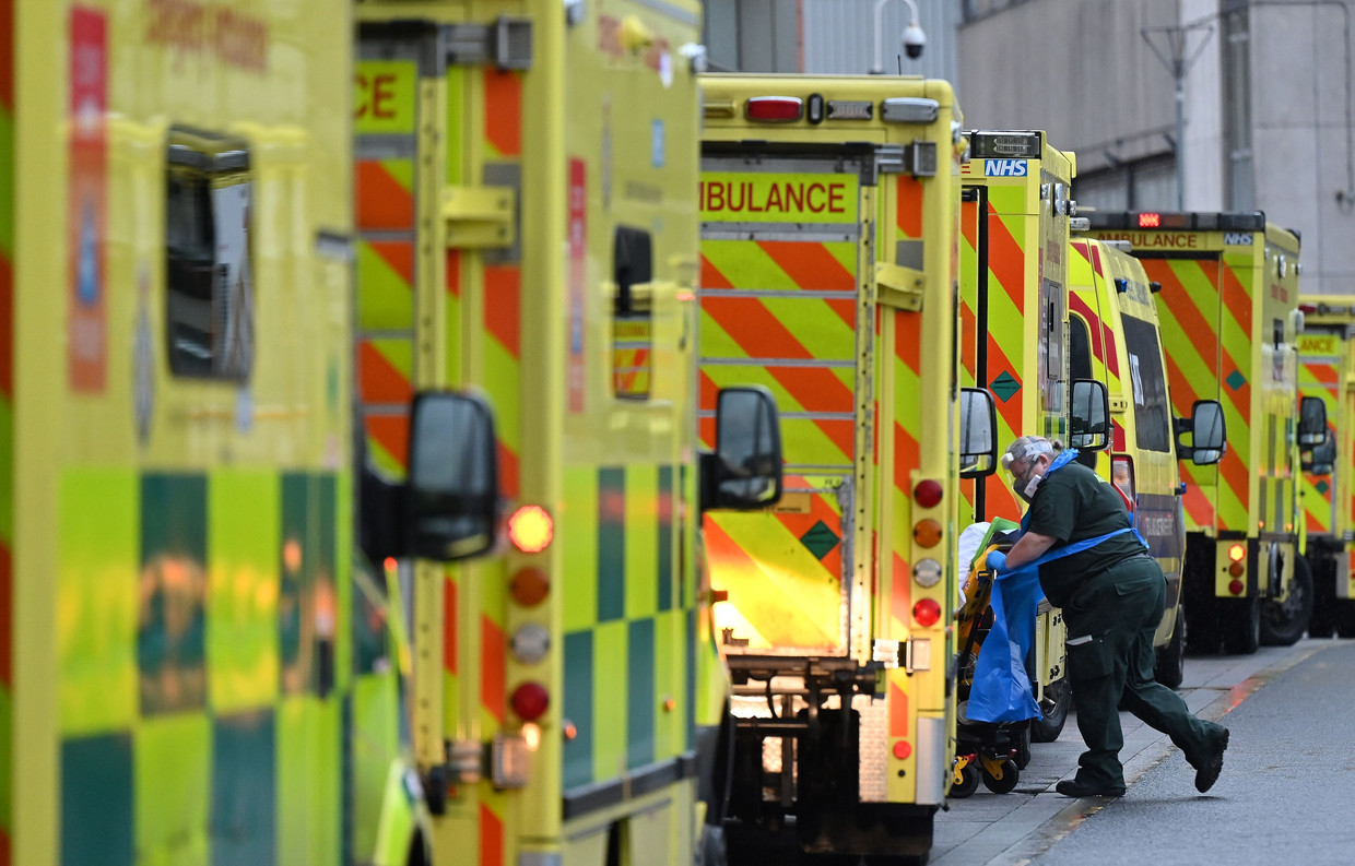 Ambulances in de rij voor het Royal London Hospital. Beeld AFP