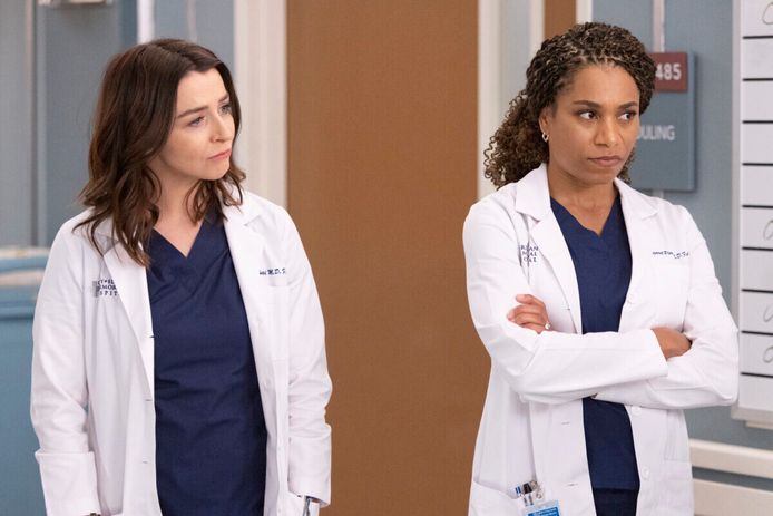 Kelly McCreary (r) en Caterina Scorsone