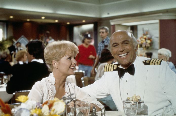 Gavin Macleod, hier met actrice Debbie Reynolds, speelde in The Love Boat de onvergetelijke rok van Captain Stubing