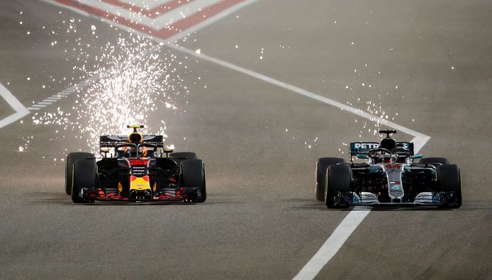 Max Verstappen (links) en Lewis Hamilton.