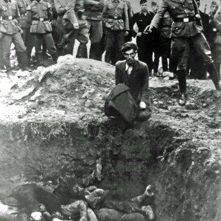 Nazi op beruchte execu­tiefoto achterhaald met AI? Nee, indrukwekkend mensenwerk
